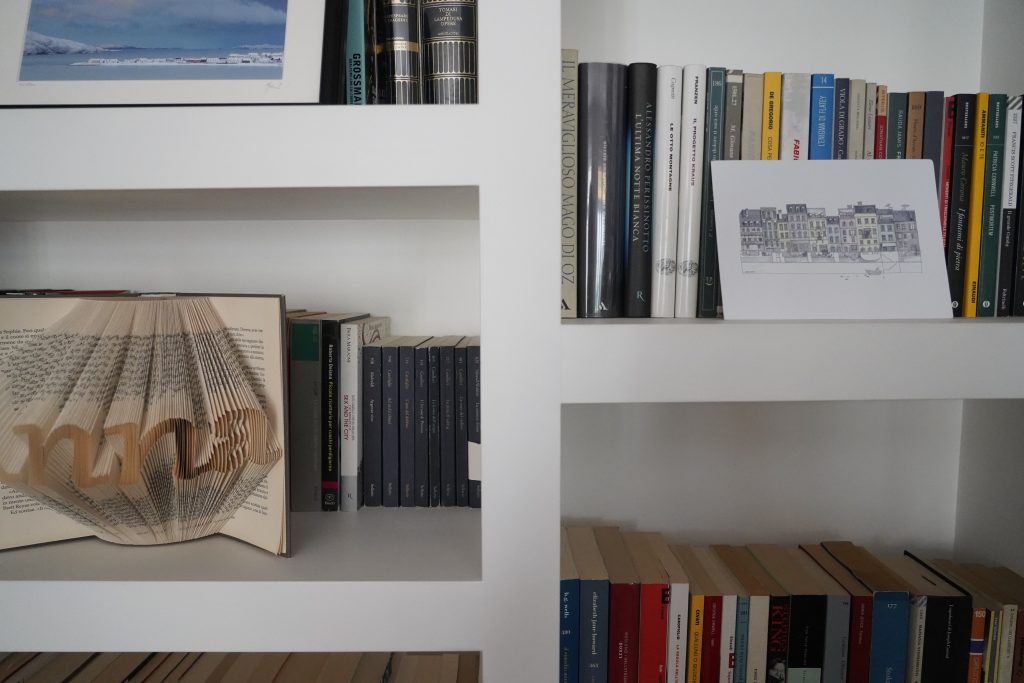 libri, quadri, foto, libreria bianca.